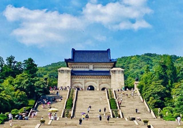 Dr-Sun-Yat-sen-Mausoleum-Nanjing